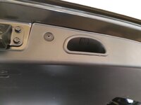 Kia Carens Guarnecido portón tirador y tornillos plástico.jpg